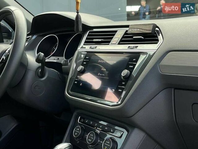 Черный Фольксваген Тигуан, объемом двигателя 2 л и пробегом 53 тыс. км за 24590 $, фото 40 на Automoto.ua