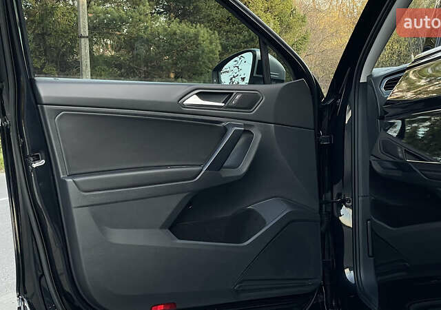 Черный Фольксваген Тигуан, объемом двигателя 2 л и пробегом 170 тыс. км за 18799 $, фото 53 на Automoto.ua