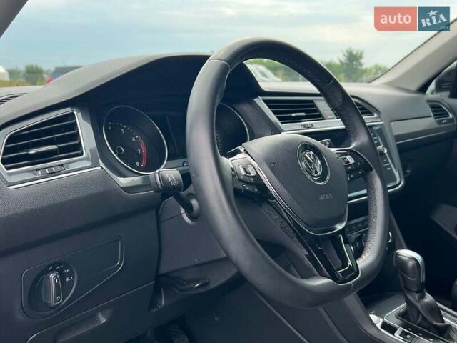 Черный Фольксваген Тигуан, объемом двигателя 2 л и пробегом 168 тыс. км за 17440 $, фото 9 на Automoto.ua