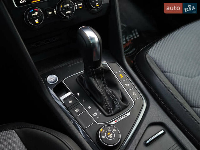 Черный Фольксваген Тигуан, объемом двигателя 2 л и пробегом 177 тыс. км за 32999 $, фото 52 на Automoto.ua