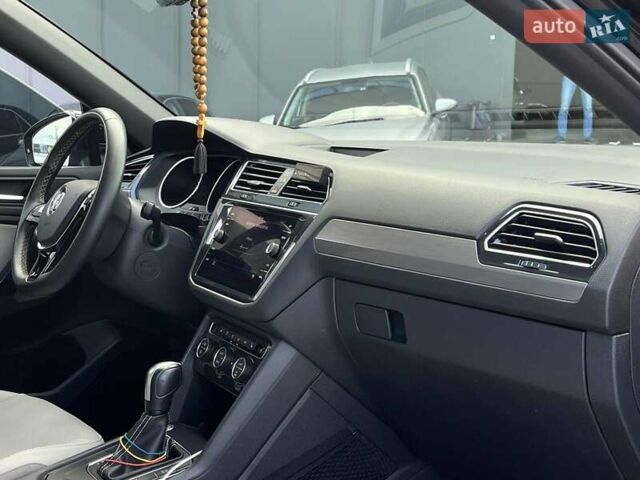 Черный Фольксваген Тигуан, объемом двигателя 2 л и пробегом 53 тыс. км за 24590 $, фото 36 на Automoto.ua