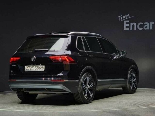 Чорний Фольксваген Тігуан, об'ємом двигуна 2 л та пробігом 51 тис. км за 21000 $, фото 2 на Automoto.ua