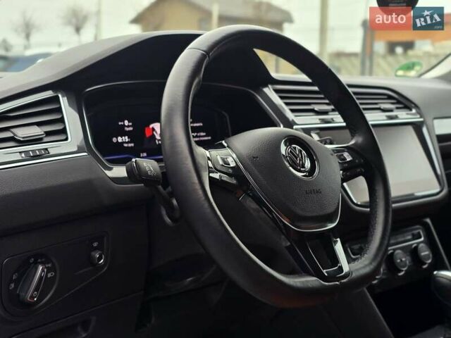 Черный Фольксваген Тигуан, объемом двигателя 2 л и пробегом 199 тыс. км за 31000 $, фото 102 на Automoto.ua