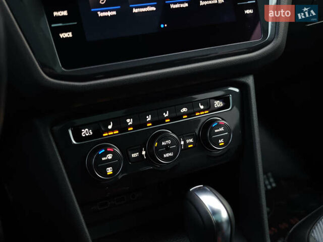 Черный Фольксваген Тигуан, объемом двигателя 2 л и пробегом 177 тыс. км за 32999 $, фото 50 на Automoto.ua