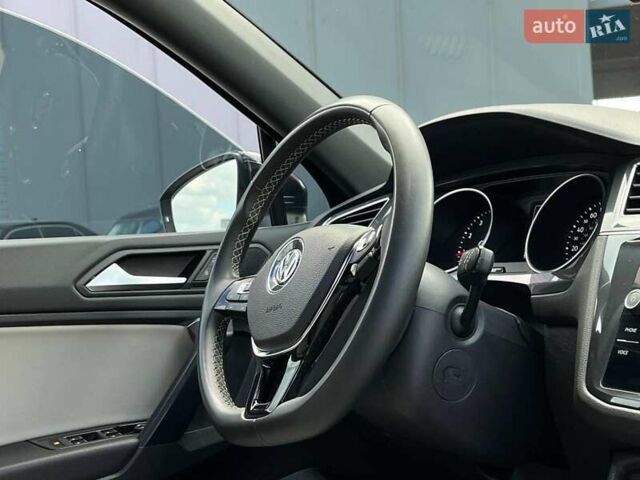 Черный Фольксваген Тигуан, объемом двигателя 2 л и пробегом 53 тыс. км за 24590 $, фото 41 на Automoto.ua