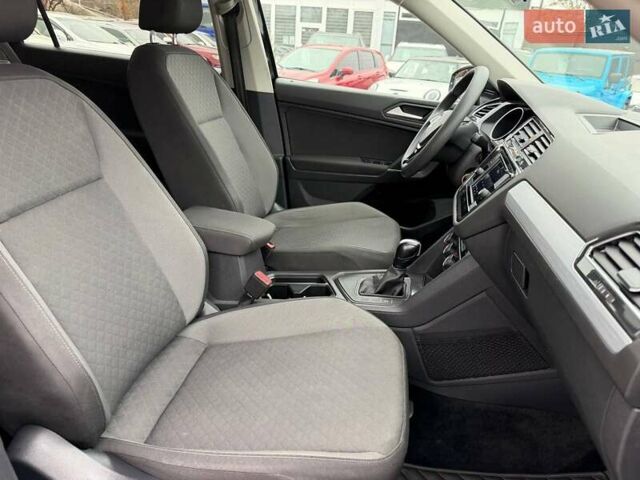 Чорний Фольксваген Тігуан, об'ємом двигуна 2 л та пробігом 129 тис. км за 17500 $, фото 16 на Automoto.ua