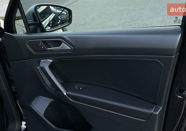 Черный Фольксваген Тигуан, объемом двигателя 2 л и пробегом 170 тыс. км за 18799 $, фото 75 на Automoto.ua