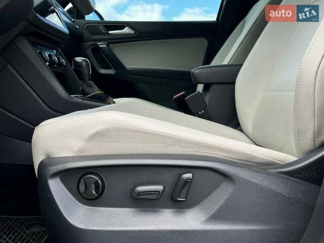 Черный Фольксваген Тигуан, объемом двигателя 2 л и пробегом 53 тыс. км за 24590 $, фото 13 на Automoto.ua