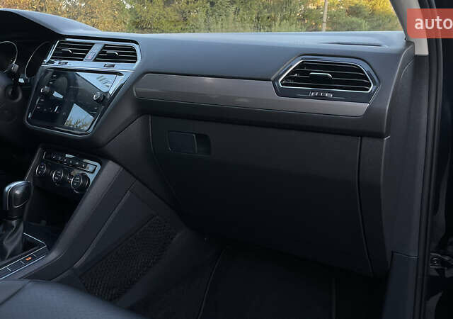 Черный Фольксваген Тигуан, объемом двигателя 2 л и пробегом 170 тыс. км за 18799 $, фото 80 на Automoto.ua