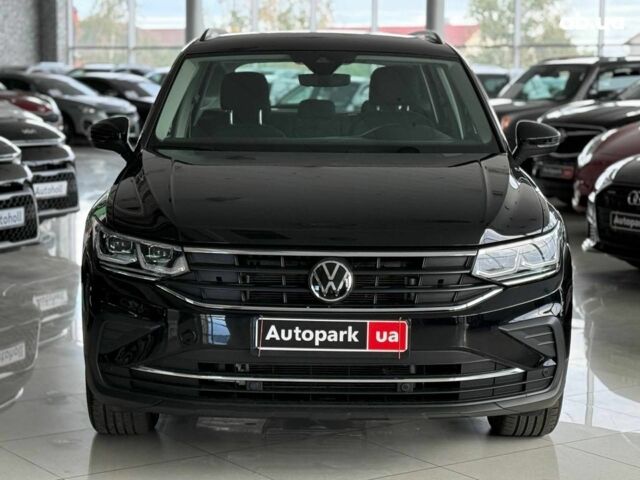 Чорний Фольксваген Тігуан, об'ємом двигуна 2 л та пробігом 56 тис. км за 33990 $, фото 1 на Automoto.ua