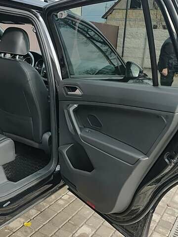 Чорний Фольксваген Тігуан, об'ємом двигуна 2 л та пробігом 123 тис. км за 22500 $, фото 22 на Automoto.ua