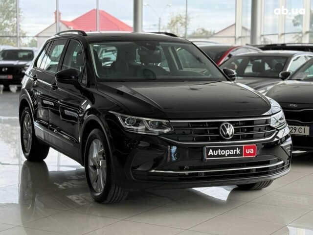 Чорний Фольксваген Тігуан, об'ємом двигуна 2 л та пробігом 56 тис. км за 33990 $, фото 2 на Automoto.ua
