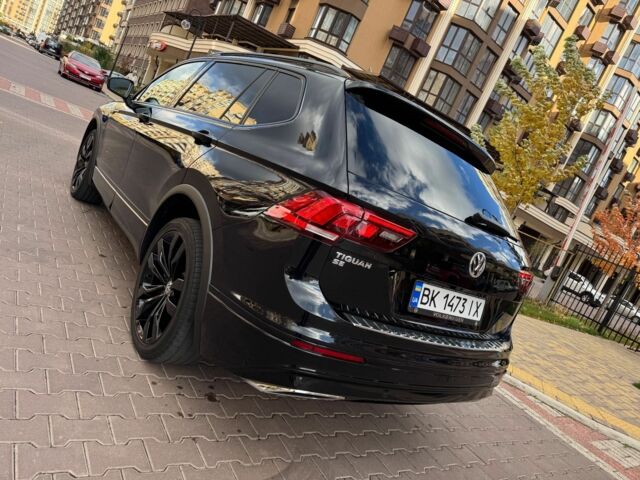 Чорний Фольксваген Тігуан, об'ємом двигуна 2 л та пробігом 123 тис. км за 22000 $, фото 3 на Automoto.ua