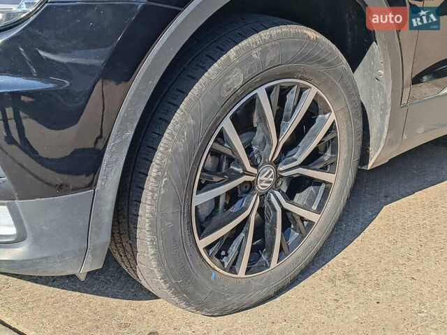 Черный Фольксваген Тигуан, объемом двигателя 2 л и пробегом 46 тыс. км за 22380 $, фото 3 на Automoto.ua