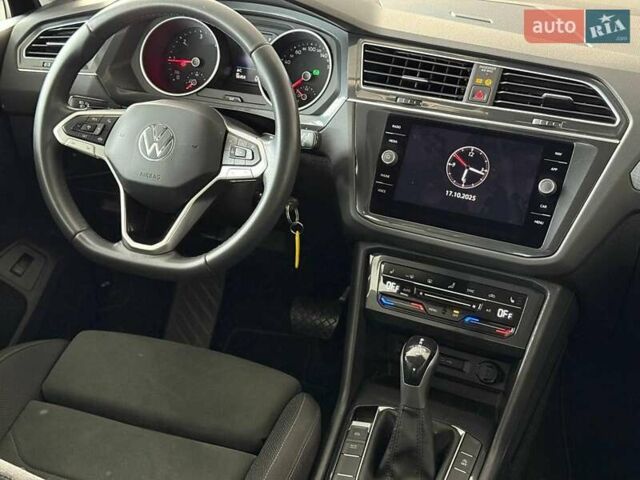 Черный Фольксваген Тигуан, объемом двигателя 2 л и пробегом 56 тыс. км за 33990 $, фото 23 на Automoto.ua