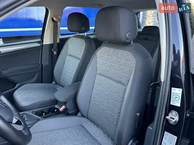 Черный Фольксваген Тигуан, объемом двигателя 2 л и пробегом 180 тыс. км за 29550 $, фото 52 на Automoto.ua