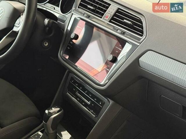 Черный Фольксваген Тигуан, объемом двигателя 2 л и пробегом 56 тыс. км за 33990 $, фото 20 на Automoto.ua