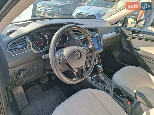 Черный Фольксваген Тигуан, объемом двигателя 2 л и пробегом 46 тыс. км за 22380 $, фото 23 на Automoto.ua