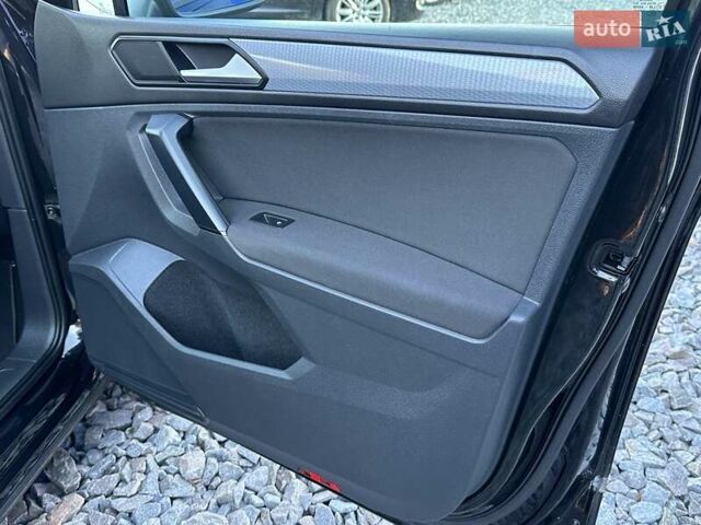 Черный Фольксваген Тигуан, объемом двигателя 2 л и пробегом 180 тыс. км за 29550 $, фото 91 на Automoto.ua