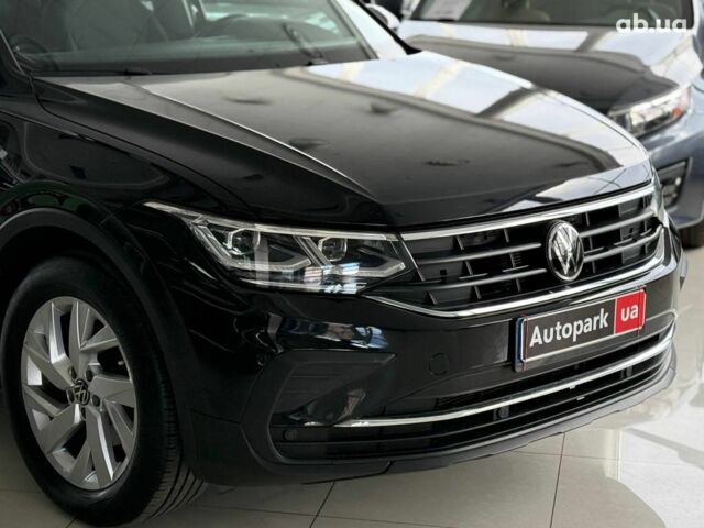 Чорний Фольксваген Тігуан, об'ємом двигуна 2 л та пробігом 56 тис. км за 33990 $, фото 3 на Automoto.ua