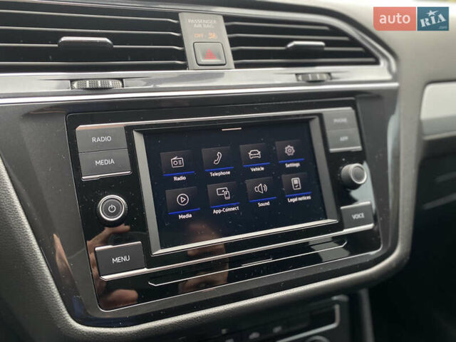 Чорний Фольксваген Тігуан, об'ємом двигуна 1.98 л та пробігом 44 тис. км за 19750 $, фото 29 на Automoto.ua