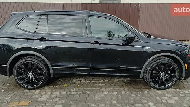 Чорний Фольксваген Тігуан, об'ємом двигуна 2 л та пробігом 123 тис. км за 22500 $, фото 2 на Automoto.ua