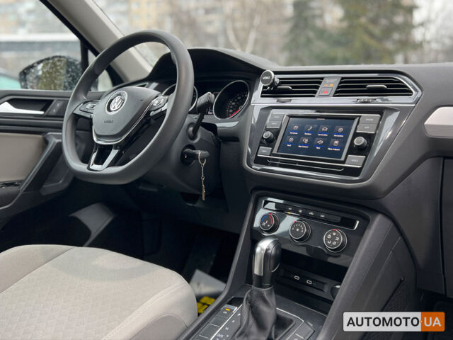 Чорний Фольксваген Тігуан, об'ємом двигуна 2 л та пробігом 37 тис. км за 25800 $, фото 9 на Automoto.ua