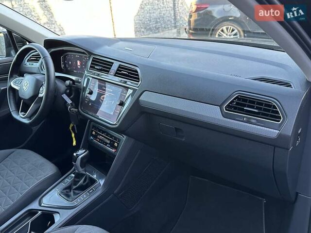 Черный Фольксваген Тигуан, объемом двигателя 2 л и пробегом 180 тыс. км за 29550 $, фото 95 на Automoto.ua