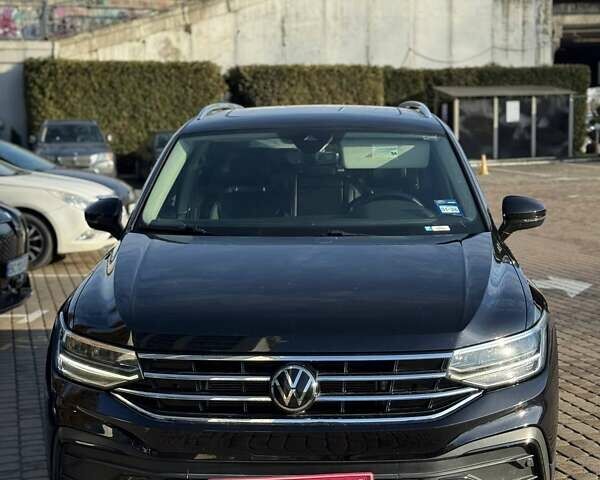 Черный Фольксваген Тигуан, объемом двигателя 2 л и пробегом 68 тыс. км за 24100 $, фото 3 на Automoto.ua