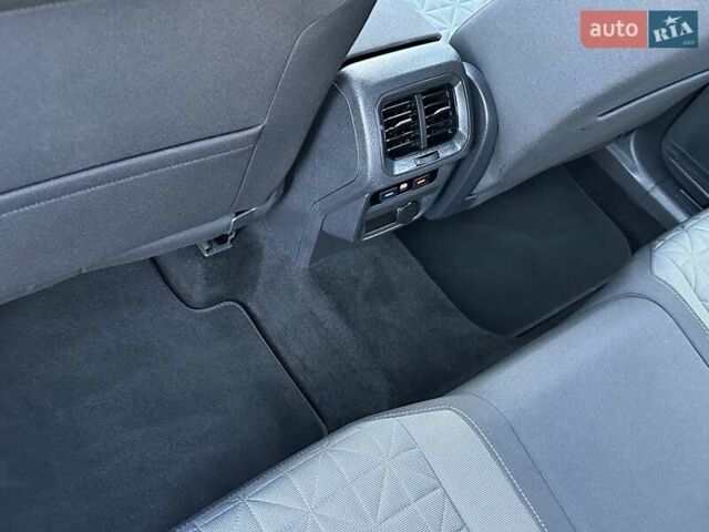 Черный Фольксваген Тигуан, объемом двигателя 2 л и пробегом 180 тыс. км за 29550 $, фото 81 на Automoto.ua