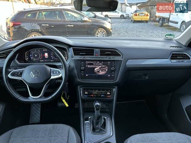Черный Фольксваген Тигуан, объемом двигателя 2 л и пробегом 180 тыс. км за 29550 $, фото 84 на Automoto.ua