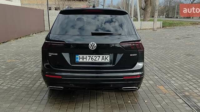 Чорний Фольксваген Тігуан, об'ємом двигуна 2 л та пробігом 123 тис. км за 22500 $, фото 4 на Automoto.ua