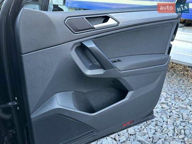 Черный Фольксваген Тигуан, объемом двигателя 2 л и пробегом 180 тыс. км за 29550 $, фото 101 на Automoto.ua