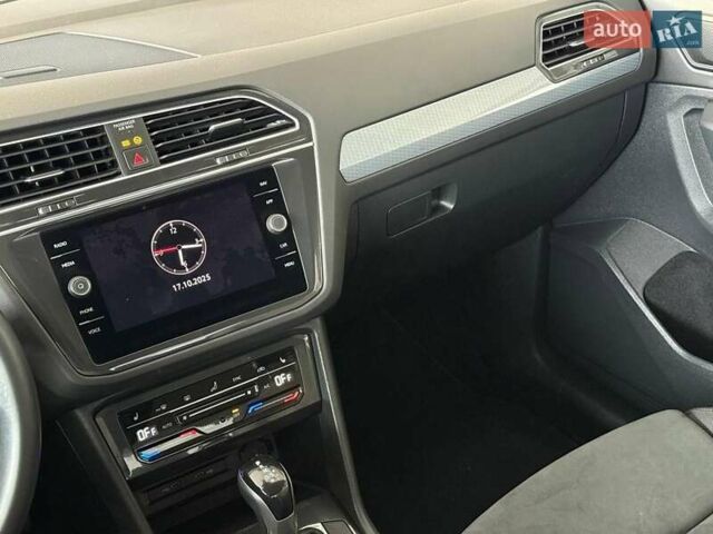 Черный Фольксваген Тигуан, объемом двигателя 2 л и пробегом 56 тыс. км за 33990 $, фото 22 на Automoto.ua