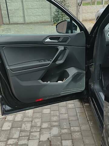 Чорний Фольксваген Тігуан, об'ємом двигуна 2 л та пробігом 123 тис. км за 22500 $, фото 25 на Automoto.ua