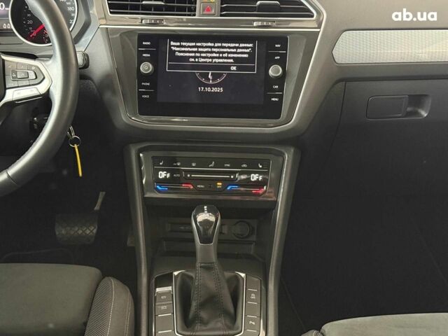 Чорний Фольксваген Тігуан, об'ємом двигуна 2 л та пробігом 56 тис. км за 33990 $, фото 24 на Automoto.ua