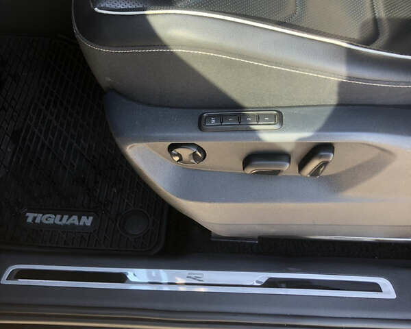 Черный Фольксваген Тигуан, объемом двигателя 1.98 л и пробегом 75 тыс. км за 34699 $, фото 29 на Automoto.ua