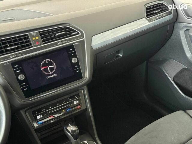 Чорний Фольксваген Тігуан, об'ємом двигуна 2 л та пробігом 56 тис. км за 33990 $, фото 22 на Automoto.ua