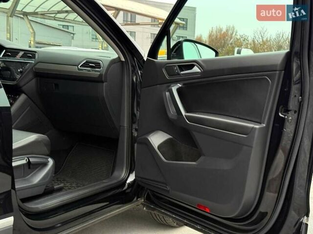 Черный Фольксваген Тигуан, объемом двигателя 1.98 л и пробегом 90 тыс. км за 21500 $, фото 68 на Automoto.ua