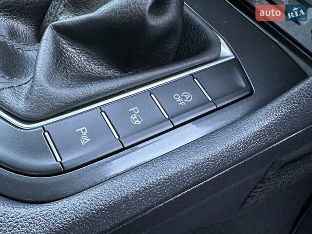 Черный Фольксваген Тигуан, объемом двигателя 2 л и пробегом 180 тыс. км за 29550 $, фото 98 на Automoto.ua