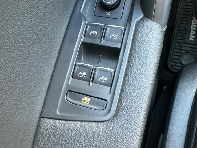 Черный Фольксваген Тигуан, объемом двигателя 2 л и пробегом 23 тыс. км за 37700 $, фото 10 на Automoto.ua