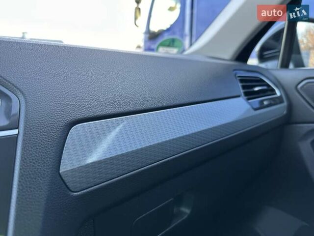 Черный Фольксваген Тигуан, объемом двигателя 2 л и пробегом 180 тыс. км за 29550 $, фото 75 на Automoto.ua