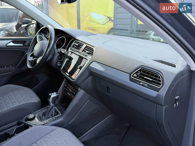 Черный Фольксваген Тигуан, объемом двигателя 2 л и пробегом 165 тыс. км за 29999 $, фото 36 на Automoto.ua