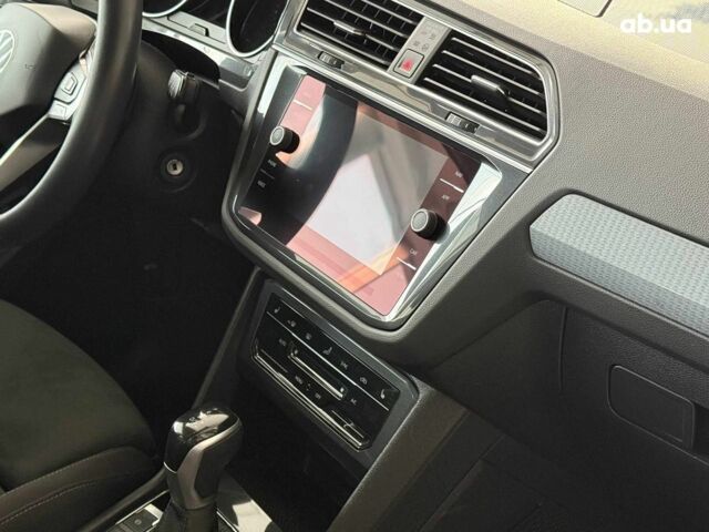 Чорний Фольксваген Тігуан, об'ємом двигуна 2 л та пробігом 56 тис. км за 33990 $, фото 20 на Automoto.ua