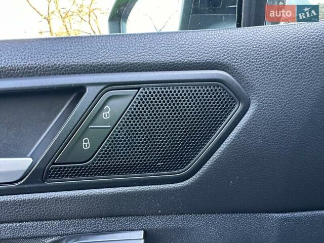 Черный Фольксваген Тигуан, объемом двигателя 2 л и пробегом 180 тыс. км за 29550 $, фото 43 на Automoto.ua