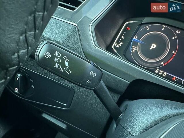 Черный Фольксваген Тигуан, объемом двигателя 2 л и пробегом 180 тыс. км за 29550 $, фото 61 на Automoto.ua