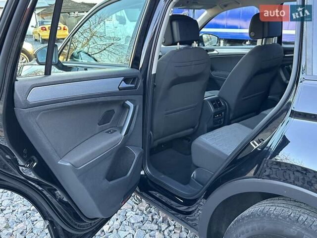 Черный Фольксваген Тигуан, объемом двигателя 2 л и пробегом 180 тыс. км за 29550 $, фото 76 на Automoto.ua