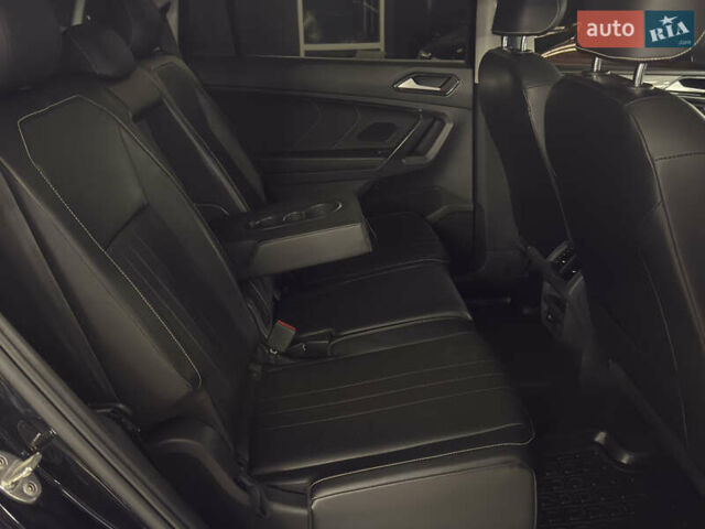 Чорний Фольксваген Тігуан, об'ємом двигуна 2 л та пробігом 98 тис. км за 25999 $, фото 23 на Automoto.ua
