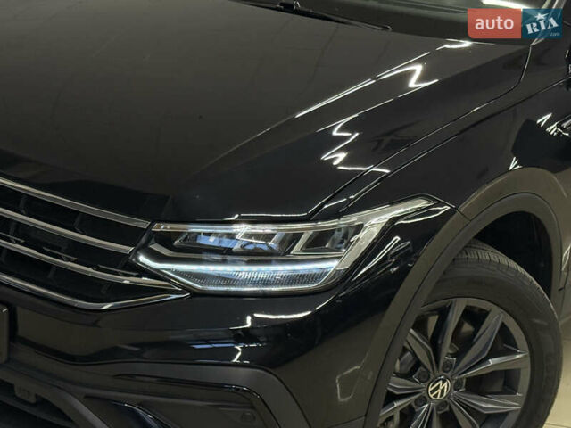 Чорний Фольксваген Тігуан, об'ємом двигуна 2 л та пробігом 98 тис. км за 25999 $, фото 3 на Automoto.ua