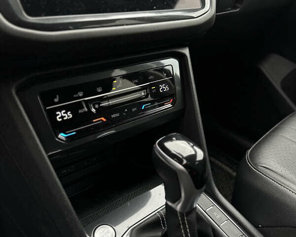 Черный Фольксваген Тигуан, объемом двигателя 2 л и пробегом 137 тыс. км за 22300 $, фото 34 на Automoto.ua